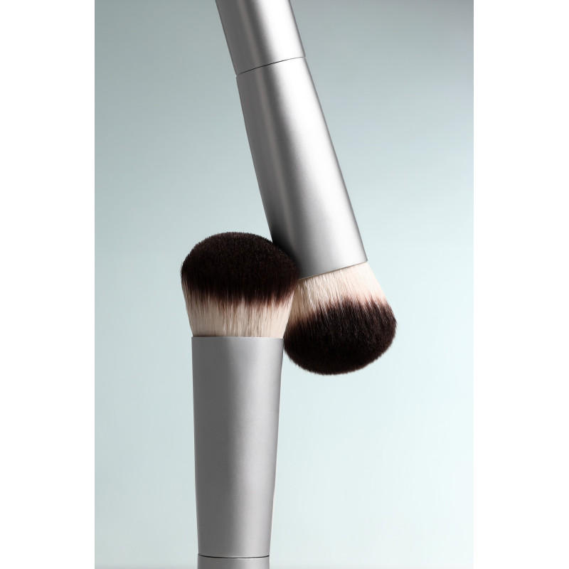 Скошенная кисть для бесшовного нанесения тона UNICO Flawless Foundation Brush