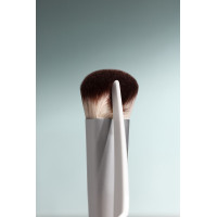 Скошений пензель для безшовного нанесення тону UNICO Flawless Foundation Brush