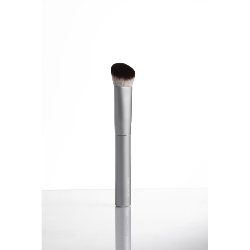 Скошенная кисть для бесшовного нанесения тона UNICO Flawless Foundation Brush
