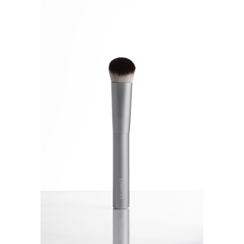 Скошенная кисть для бесшовного нанесения тона UNICO Flawless Foundation Brush